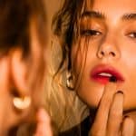 Bouche mordue et flou assumé : les bitten lips signent le maquillage 2026