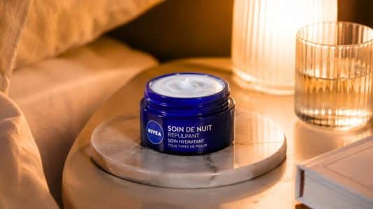 Ce pot Nivea bleu appliqué en masque la nuit repulpe la peau au réveil