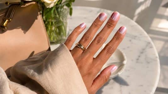 Zendaya les adore, les Satin Nails s'imposent comme LA manucure de la rentrée