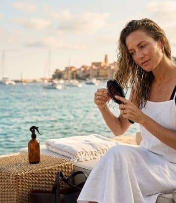 Ce geste de 2 minutes après la baignade sauve les cheveux abîmés par la plage