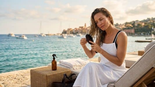 Ce geste de 2 minutes après la baignade sauve les cheveux abîmés par la plage