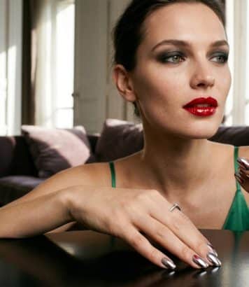 Chrome, rouge laqué, smoky : les 9 tendances beauté qui vont marquer 2026
