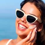 Les 4 réflexes beauté que les dermatologues adoptent tout l'été