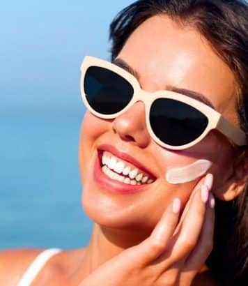 Les 4 réflexes beauté que les dermatologues adoptent tout l'été