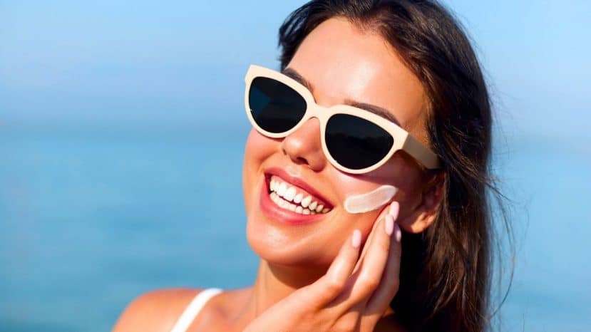Les 4 réflexes beauté que les dermatologues adoptent tout l'été