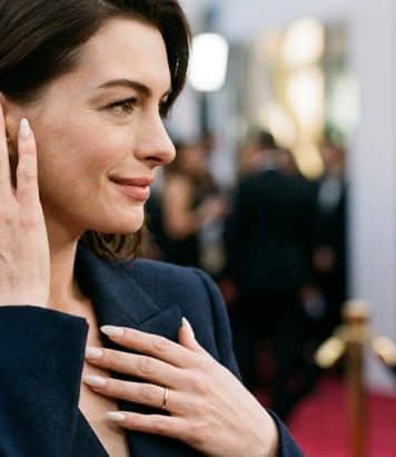 Anne Hathaway impose la manucure Coconut Jelly Gloss sur les tapis rouges