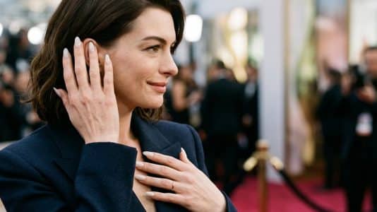 Anne Hathaway brings the Coconut Jelly Gloss manicure to the red carpet