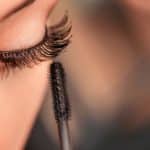 Ce mascara Bourjois à brosse transformable densifie les cils fragilisés en une cure