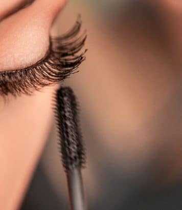 Ce mascara Bourjois à brosse transformable densifie les cils fragilisés en une cure