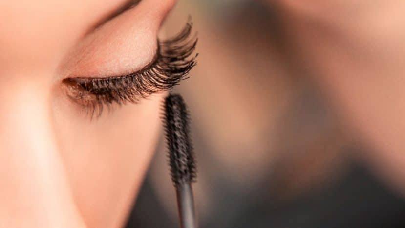 Ce mascara Bourjois à brosse transformable densifie les cils fragilisés en une cure