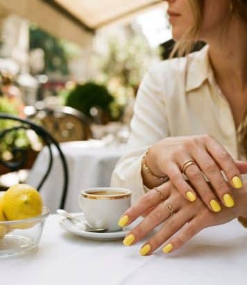 Les recherches de manucure jaune citron explosent de 320% ce mois-ci