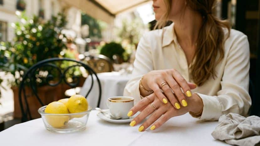 Les recherches de manucure jaune citron explosent de 320% ce mois-ci