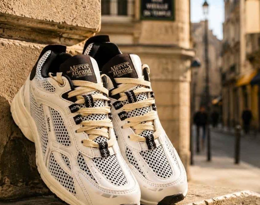 The Mercer Brand pose ses baskets faites main rue Vieille du Temple à Paris
