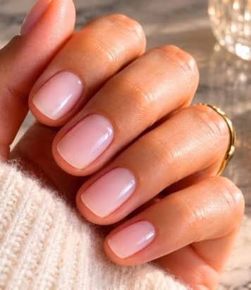 Les acqua glazed nails détrônent la coconut manucure pour la rentrée 2026