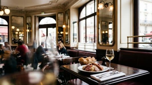 Ces brasseries parisiennes mythiques régalent le tout-Paris depuis plus d'un siècle