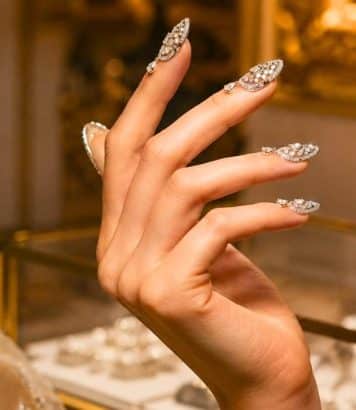 Mellerio pose ses diamants sur les ongles, une idée brevetée dès 1951
