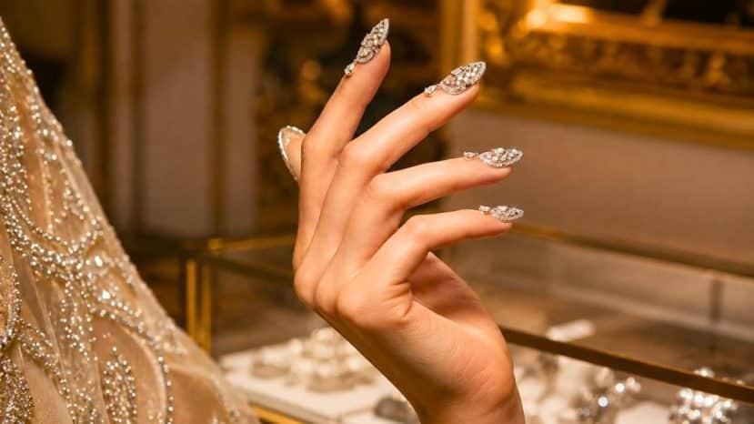 Mellerio pose ses diamants sur les ongles, une idée brevetée dès 1951