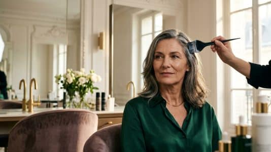 Les coiffeurs le confirment : ce délai entre deux mèches sauve les cheveux matures