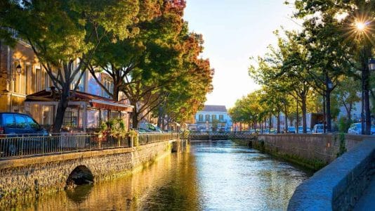 Ce village du Vaucluse traversé par l'eau devient le refuge chic anti-canicule