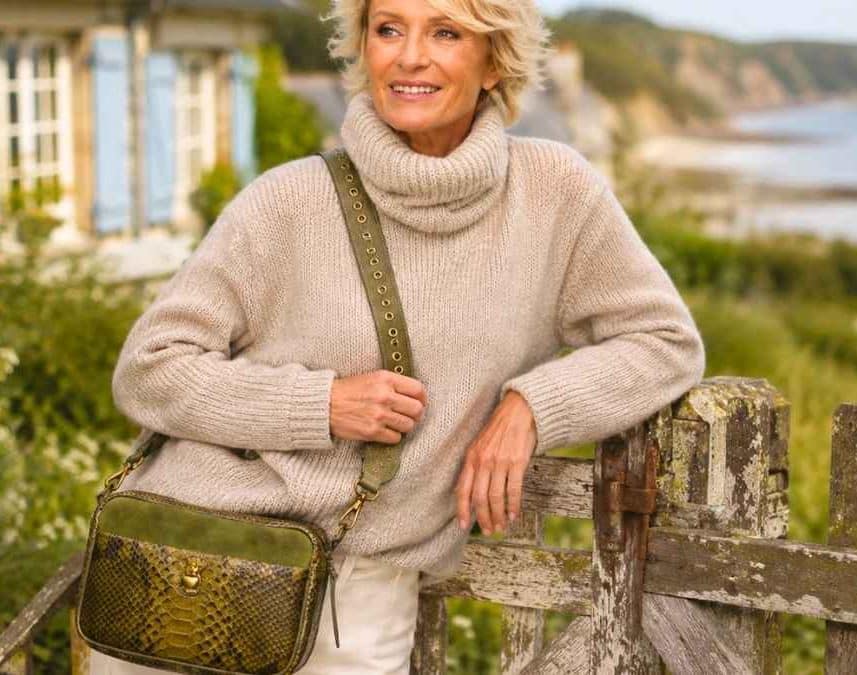 Sophie Davant dévoile la marque de son sac à bandoulière kaki repéré en Normandie