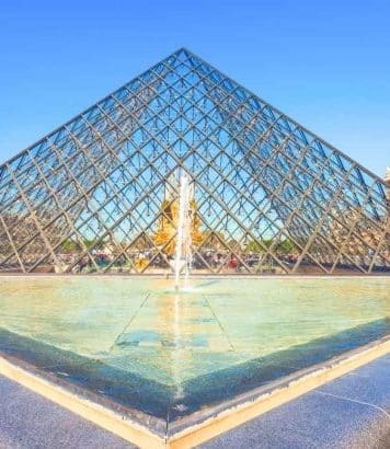 Au Louvre, Léa Seydoux réinvente le chic rétro sixties chez Louis Vuitton