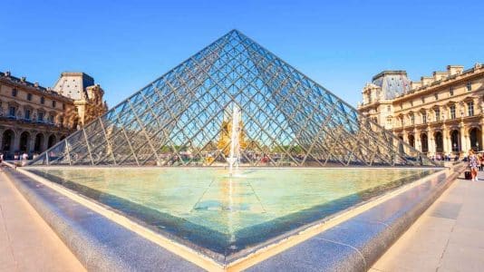 At the Louvre, Léa Seydoux reinvents retro sixties chic for Louis Vuitton