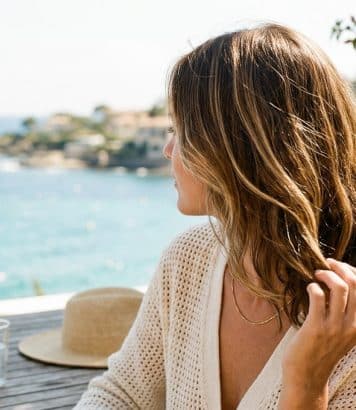 Photodécoloration au soleil : la technique qui éclaircit les cheveux sans chimie