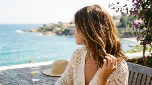 Photodécoloration au soleil : la technique qui éclaircit les cheveux sans chimie