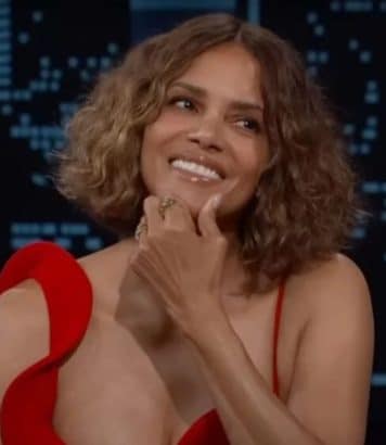À 60 ans, Halle Berry mise sur ce sérum La Roche-Posay vendu en pharmacie