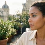 L'eyeliner turquoise détrône le noir cet été et illumine le regard en un trait