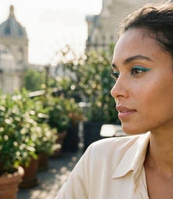 L'eyeliner turquoise détrône le noir cet été et illumine le regard en un trait