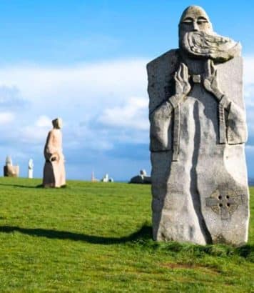 En Bretagne, cette colline aux 200 géants de granit veille sur les Côtes-d'Armor