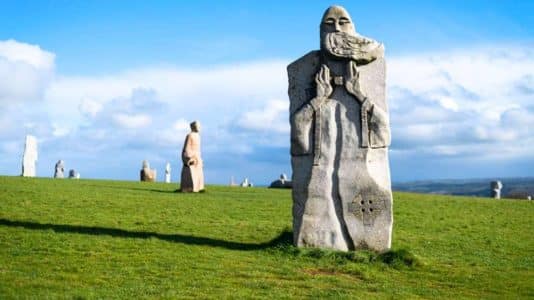 En Bretagne, cette colline aux 200 géants de granit veille sur les Côtes-d'Armor