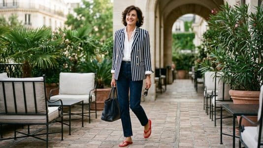 Inès de La Fressange ose les tongs rouges avec sa veste rayée, leçon de chic parisien