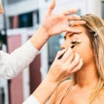 L'astuce maquillage de Hailey Bieber pour un teint fondu et lumineux cet été