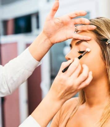 L'astuce maquillage de Hailey Bieber pour un teint fondu et lumineux cet été