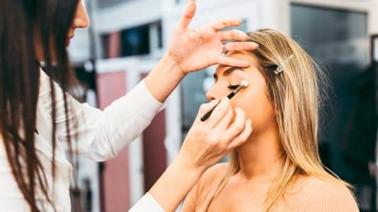 L'astuce maquillage de Hailey Bieber pour un teint fondu et lumineux cet été