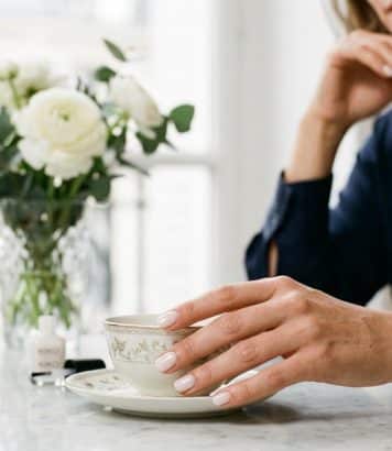 Ce vernis Kiko à maxi pinceau donne des milky nails laquées sans stries