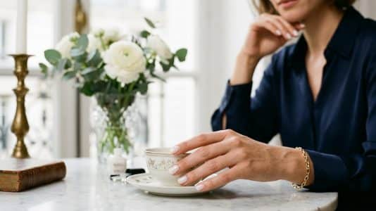 Ce vernis Kiko à maxi pinceau donne des milky nails laquées sans stries