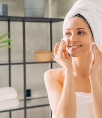 Passé 40 ans, cette routine skincare virale peut fragiliser la peau selon les dermatos