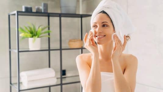 Passé 40 ans, cette routine skincare virale peut fragiliser la peau selon les dermatos