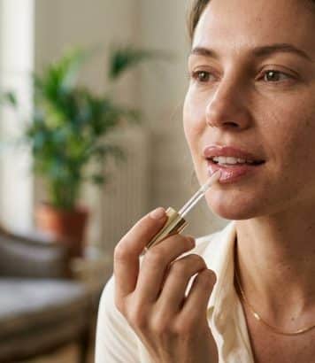 Ce gloss effet miroir hydrate les lèvres grâce à l'acide hyaluronique
