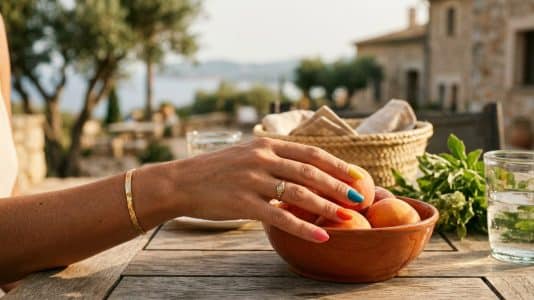 5 couleurs de vernis qui subliment le bronzage et détrônent le nude en 2026