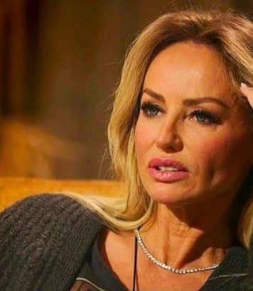 Adriana Karembeu assume ses racines brunes sur son blond platine à 54 ans