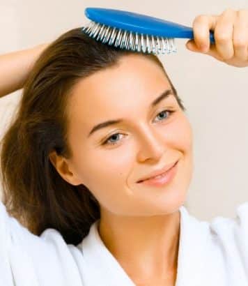 Cette brosse à cheveux ancestrale règle l'excès de sébum en 100 coups le soir