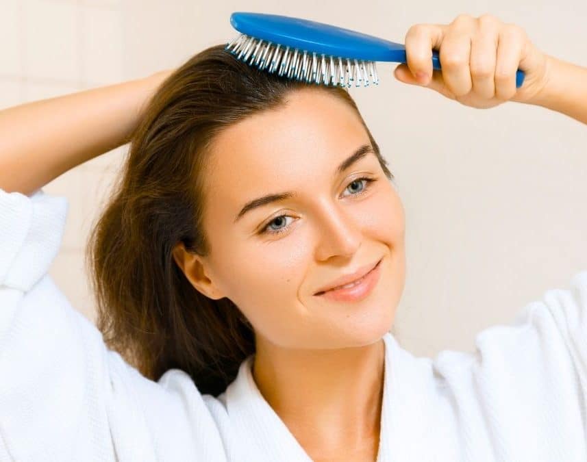 Cette brosse à cheveux ancestrale règle l'excès de sébum en 100 coups le soir