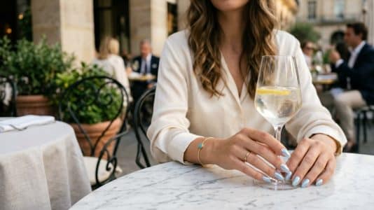 Acqua glazed nails: the luminous nail trend dethroning coconut nails this late summer