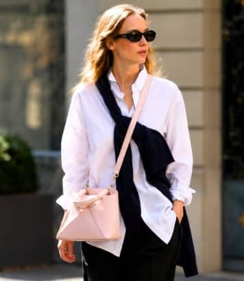 Jennifer Lawrence adopte le sac Cigale Dior rose pâle sur un look ultra minimaliste