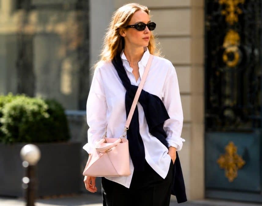 Jennifer Lawrence adopte le sac Cigale Dior rose pâle sur un look ultra minimaliste
