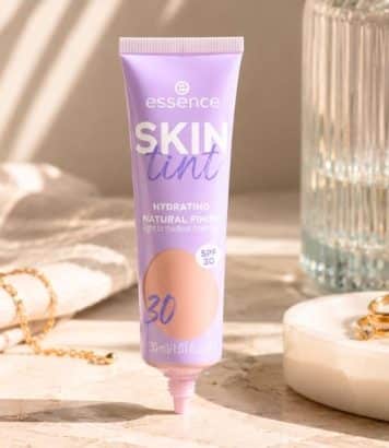 À 4,99 euros, cette skin tint essence SPF 30 remplace mon fond de teint d'été